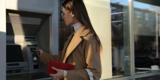 Din octombrie, băncile vor începe să blocheze conturile. Noile reglementări intră în vigoare