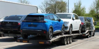 Mașini transportate pe platformă