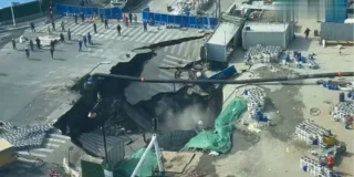 stradă înghițită de un crater uriaș