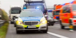 tren lovește plăcile de beton șine