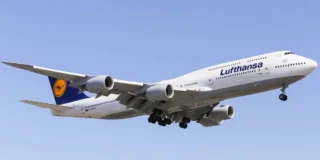 Avion Lufthansa în zbor; grupul Lufthansa suspendă sute de conexiuni