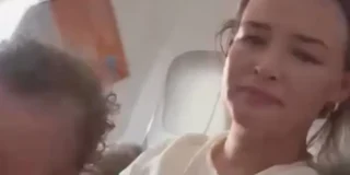 Germania: coșmar în avion, temperatură de 56 de grade în cabină. În imagine, pasageri afectați de căldură