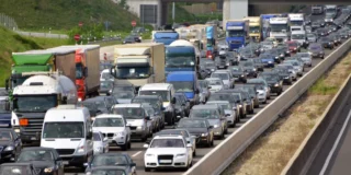 Interdicția de vară a intrat în vigoare Germania. În imagine, autostradă plină de mașini și camioane