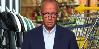 Cumpărăturile din Germania se vor scumpi. În imagine, cancelarul Merz pe fondul unui supermarket