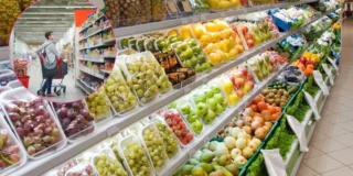 Virus periculos în fructe retragere urgentă. În imagine, raion de fructe în supermarket și medalion cu o persoană la cumpărături