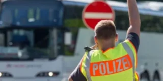 Intrarea în Germania august 2026. În foto: polițist german care oprește un vehicul