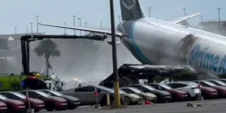 Avion prăbușit peste mașini: sunt morți