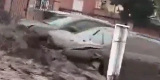 Mașină surprinsă de o viitură violentă, împinsă de torenți de apă și noroi pe o stradă din Santiago, Chile