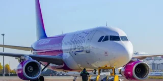 Avion Wizz Air parcat pe platforma unui aeroport, imagine ilustrativă